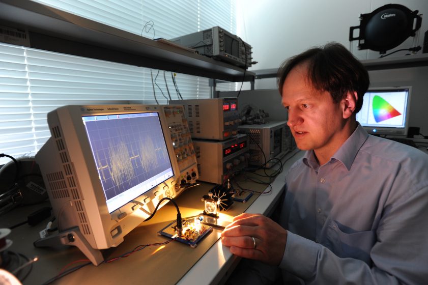 Harald Haas en su laboratorio